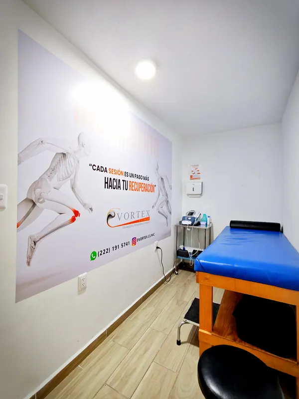 Instalaciones Vortex Clinic: Camilla ergonómica en cubículo de terapia física