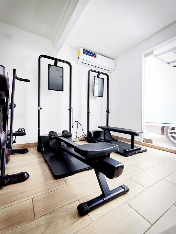 Instalaciones Vortex Clinic: Máquinas de resistencia adaptativa en gimnasio digital