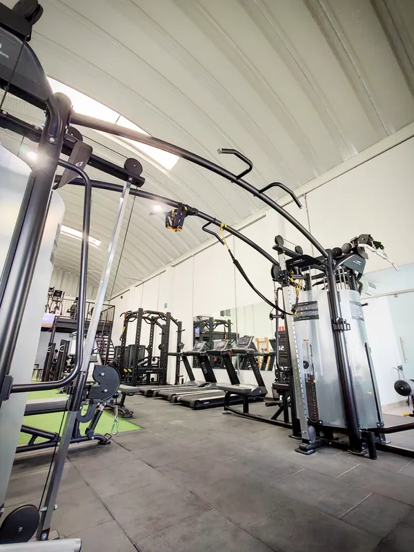 Instalaciones Vortex Clinic: Área de gimnasio funcional para readaptación deportiva